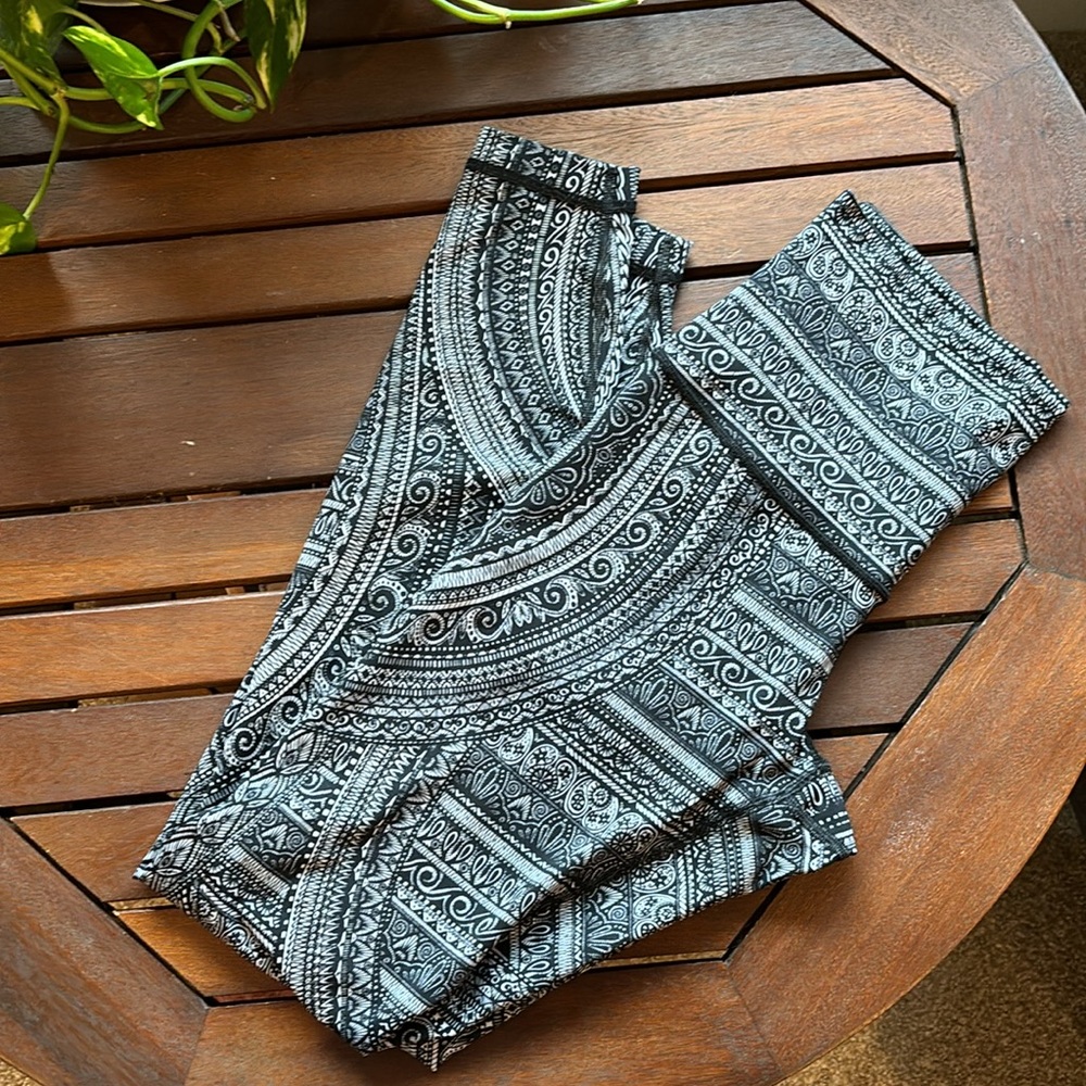Lululemon full length black/white leggings. Great condition. Wide waist band.